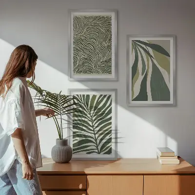 Tavelset för vägg ovanför soffa med motiv av gröna vågiga linjer