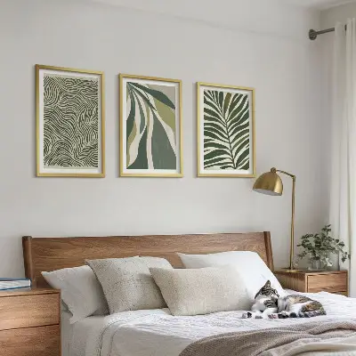 Tavelset för vägg ovanför soffa med motiv av gröna vågiga linjer