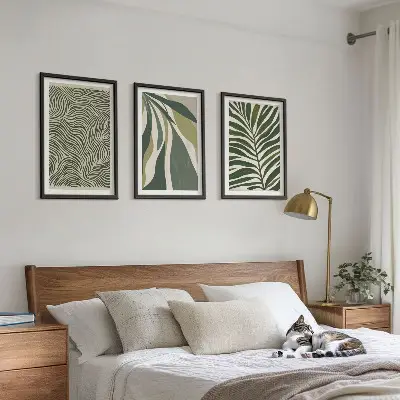 Tavelset för vägg ovanför soffa med motiv av gröna vågiga linjer