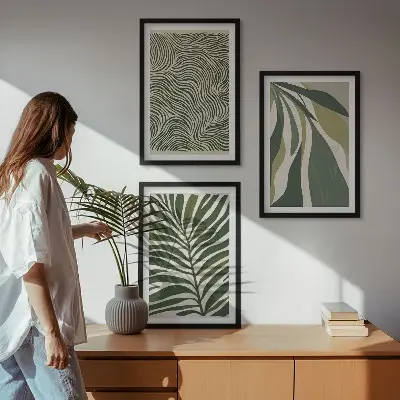 Tavelset för vägg ovanför soffa med motiv av gröna vågiga linjer