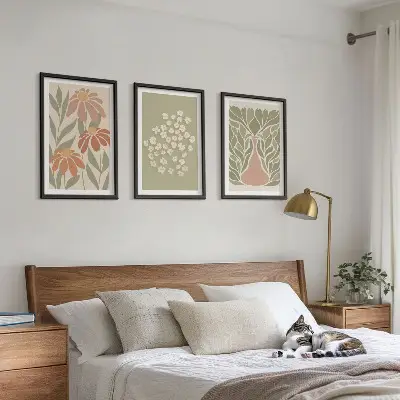 Tavelset ovanför soffa med blommiga bohemiska mönster