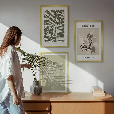Tavelset för vägg ovanför soffa med dämpade växtmotiv