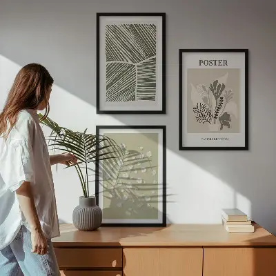Tavelset för vägg ovanför soffa med dämpade växtmotiv