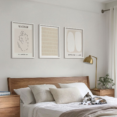 Tavelset ovanför soffa Linjer former beige vita