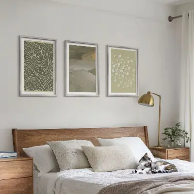 Abstrakt blommotiv med vågmönster set om 3 tavlor