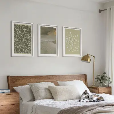 Abstrakt blommotiv med vågmönster set om 3 tavlor