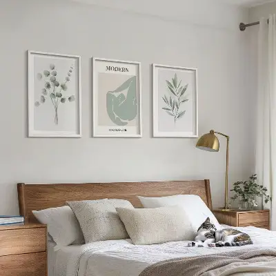 Tavelset med växtmotiv grönt set ovanför soffa