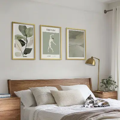 Tavelset ovanför soffa abstrakta mönster med växtsilhuetter