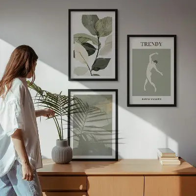 Tavelset ovanför soffa abstrakta mönster med växtsilhuetter