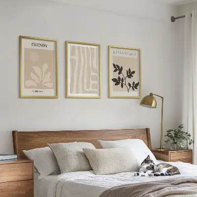 Tavelset för vägg ovanför soffa med snygga växtmönster i beige och svart