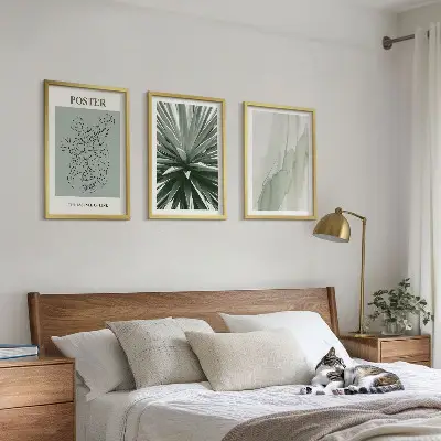 Växtmönster i grönt tavelset för vägg ovanför soffa