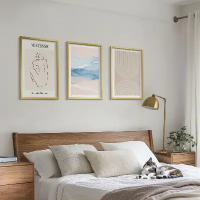 Tavelset för vägg ovanför soffa linjer och vågor i minimalistisk pastell