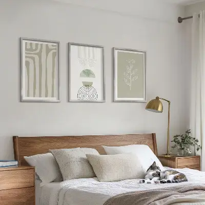 Tavelset för vägg ovanför soffa med geometriska växtmönster
