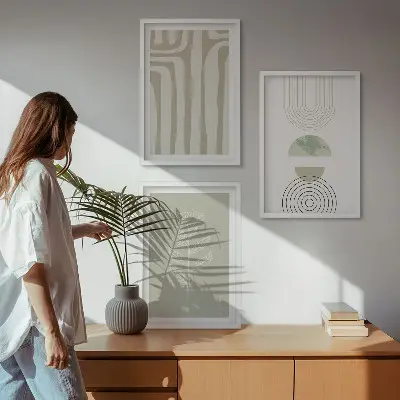 Tavelset för vägg ovanför soffa med geometriska växtmönster