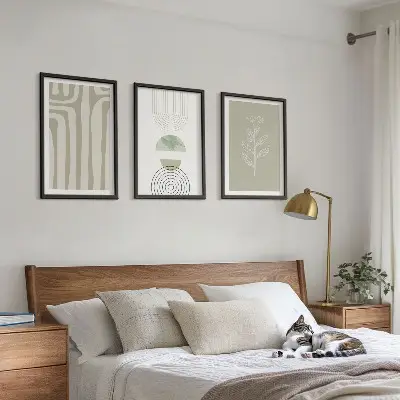 Tavelset för vägg ovanför soffa med geometriska växtmönster