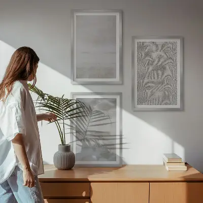 Tavelset ovanför soffa med moderna minimalistiska texturer