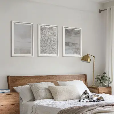 Tavelset ovanför soffa med moderna minimalistiska texturer