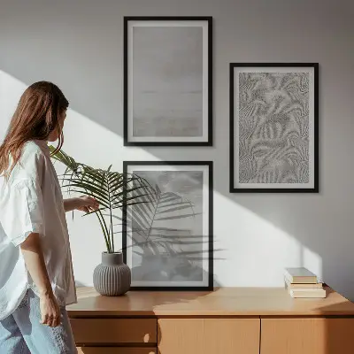 Tavelset ovanför soffa med moderna minimalistiska texturer
