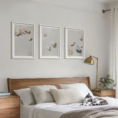 Tavelset ovanför soffan boho-inspirerad väggdekoration med stenmotiv