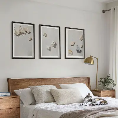 Tavelset ovanför soffan boho-inspirerad väggdekoration med stenmotiv