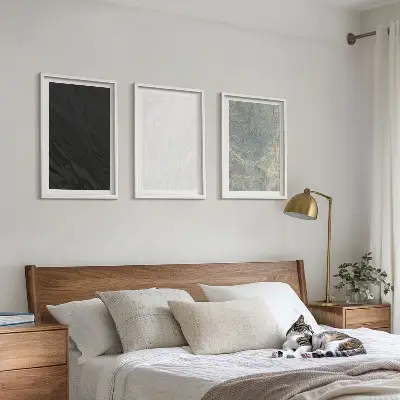 Tavelset ovanför soffan motiv med eleganta stenstrukturer