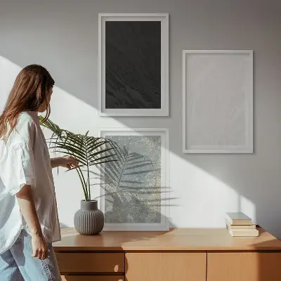 Tavelset ovanför soffan motiv med eleganta stenstrukturer