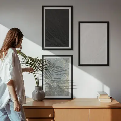 Tavelset ovanför soffan motiv med eleganta stenstrukturer