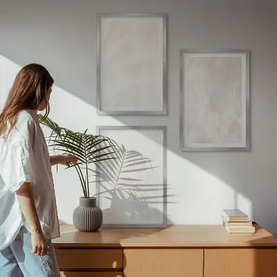 Tavelset ovanför soffa med motiv av elegant marmorstruktur