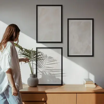 Tavelset ovanför soffa med motiv av elegant marmorstruktur