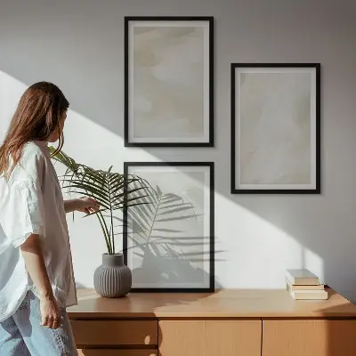 Tavelvägg med ramar abstrakt motiv i ljusa boho-färger