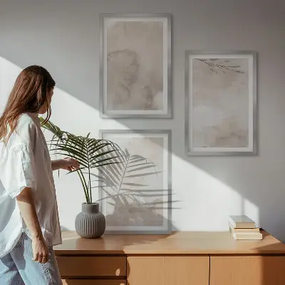 Tavelset ovanför soffa med boho-inspirerade akvarellfärger