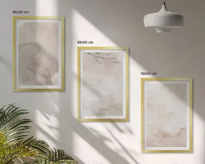 Tavelset ovanför soffa med boho-inspirerade akvarellfärger