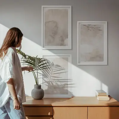 Tavelset ovanför soffa med boho-inspirerade akvarellfärger