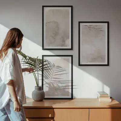Tavelset ovanför soffa med boho-inspirerade akvarellfärger