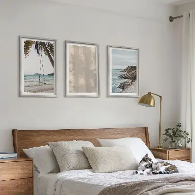 Sommarutsikt över sanden och havet set om 3 tavlor