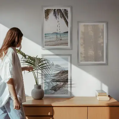 Sommarutsikt över sanden och havet set om 3 tavlor