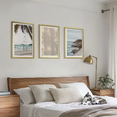 Sommarutsikt över sanden och havet set om 3 tavlor