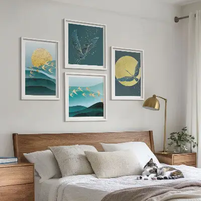 Tavelvägg ovanför soffa med snygga landskap och fåglar