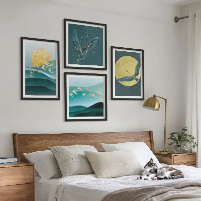 Tavelvägg ovanför soffa med snygga landskap och fåglar