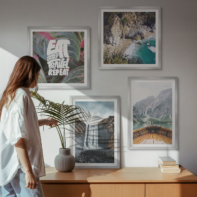 Tavelvägg ovanför soffa vattenfall berg resa natur