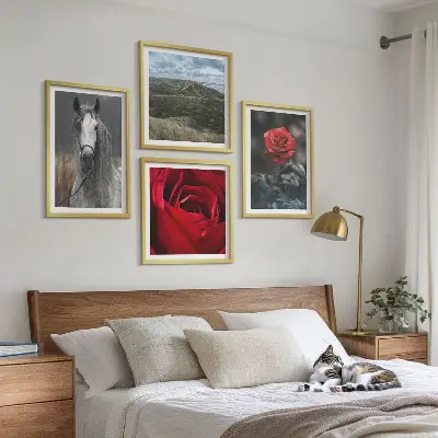 Tavelvägg med 4 tavlor röda rosor och häst mot en grå bakgrund
