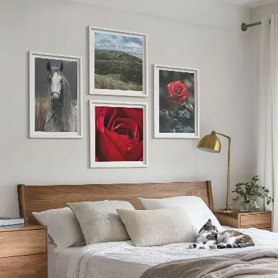 Tavelvägg med 4 tavlor röda rosor och häst mot en grå bakgrund