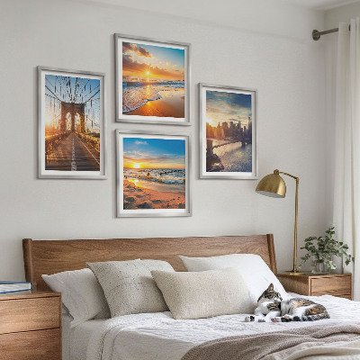 Tavelvägg ovanför soffa Broar solnedgångar stad