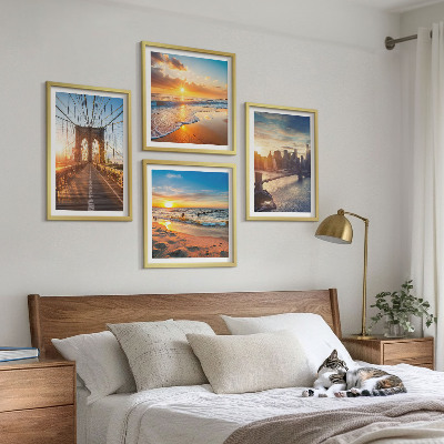 Tavelvägg ovanför soffa Broar solnedgångar stad