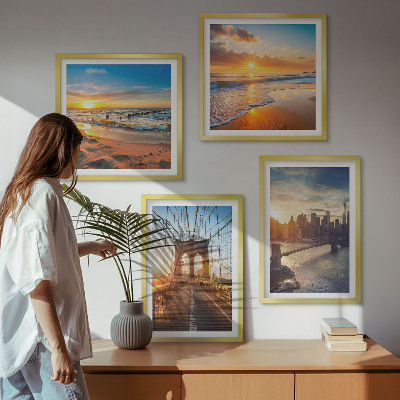 Tavelvägg ovanför soffa Broar solnedgångar stad