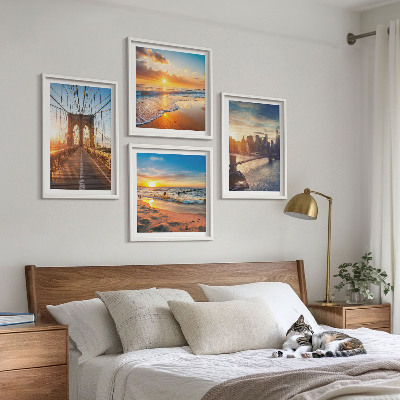 Tavelvägg ovanför soffa Broar solnedgångar stad