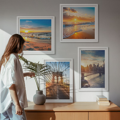 Tavelvägg ovanför soffa Broar solnedgångar stad