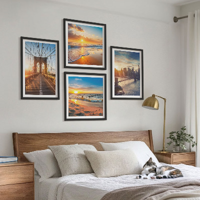 Tavelvägg ovanför soffa Broar solnedgångar stad