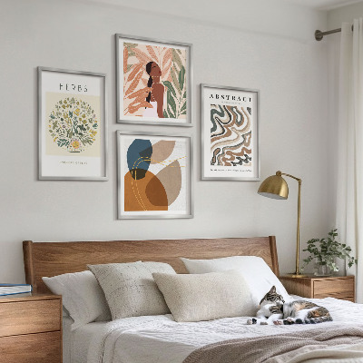 Tavelvägg ovanför soffa Boho estetiska pastellfärgade posters