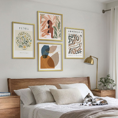 Tavelvägg ovanför soffa Boho estetiska pastellfärgade posters